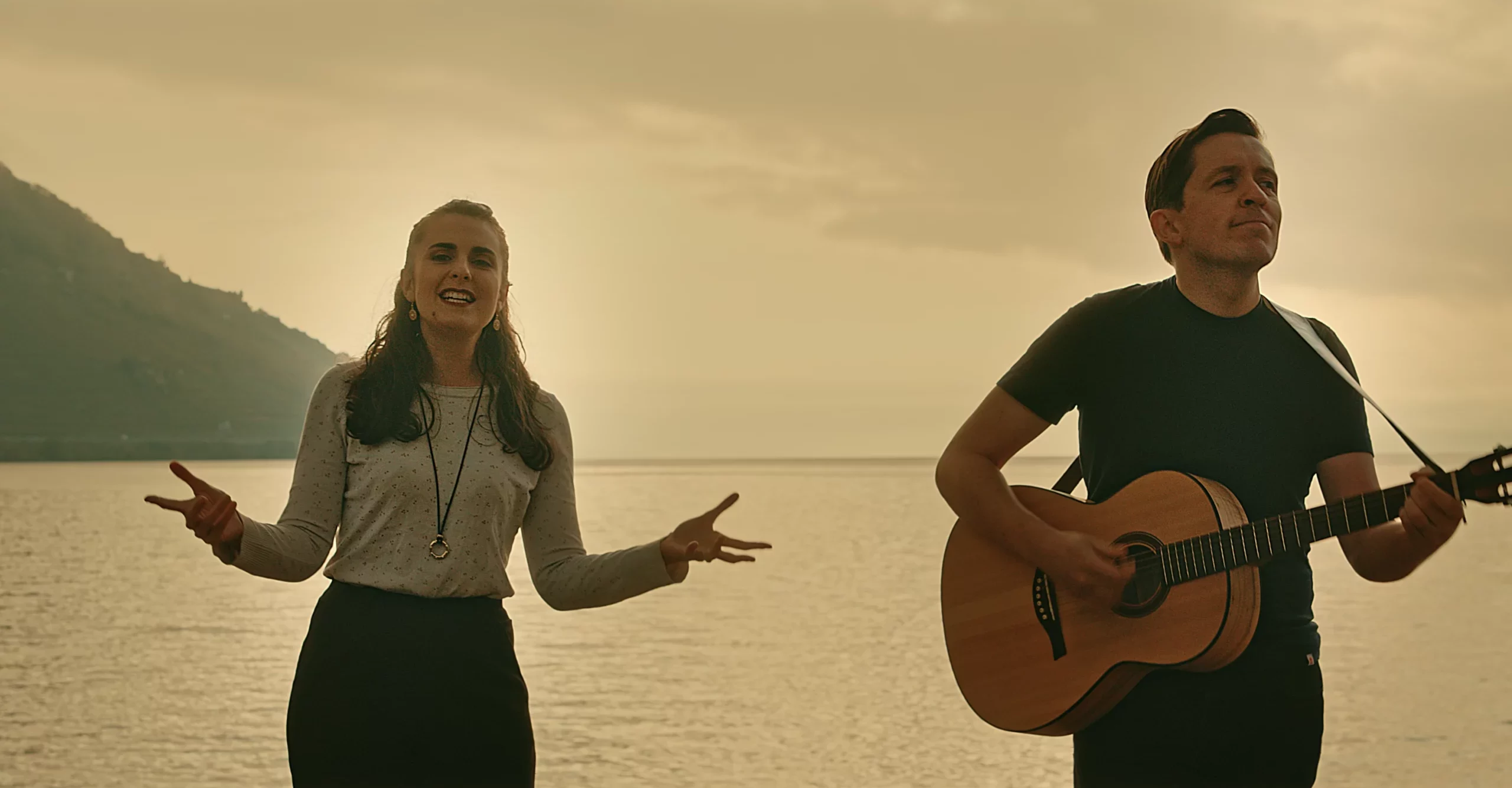 Solène et Gaëtan devant le lac Léamn